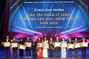 Trao tặng thưởng cho 11 tập thể có thành tích tuyên truyền về công tác lý luận, phê bình văn học, nghệ thuật