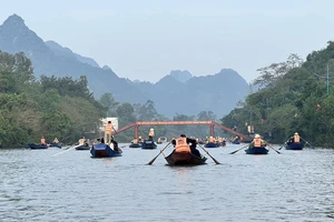 Hơn 40.000 lượt du khách về chùa Hương trong những ngày Tết