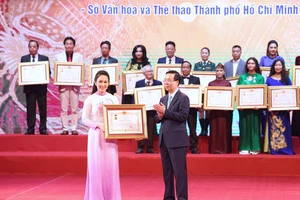 Chủ tịch nước Võ Văn Thưởng trao tặng danh hiệu vinh dự của Nhà nước cho các nghệ sĩ. Ảnh: QUANG PHÚC