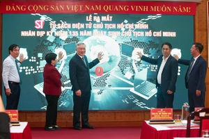 Phó Thủ tướng Thường trực Nguyễn Hòa Bình dự Lễ ra mắt Tủ sách điện tử Chủ tịch Hồ Chí Minh. Ảnh: NAM NGUYỄN