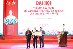 Phó Thủ tướng Chính phủ Lê Thành Long, Bộ trưởng Bộ VH-TT-DL Nguyễn Văn Hùng trao danh hiệu Anh hùng Lao động và hoa cho HLV Mai Đức Chung