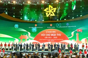 Khai mạc Hội chợ Mùa Thu lần thứ nhất năm 2025. Ảnh VIẾT CHUNG