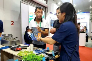 Khách hàng tham quan trải nghiệm gian hàng tại Triển lãm quốc tế Thực phẩm và Đồ uống 2025. Ảnh: HÀ NGUYỄN