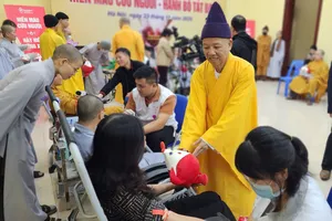 Hòa thượng Thích Thanh Quyết động viên các tăng ni, phật tử tham gia hiến máu nhân đạo