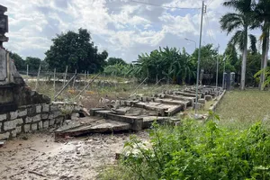 Di tích quốc gia Văn miếu Diên Khánh bị sập 40m hàng rào. Ảnh: XUÂN HƯỚNG