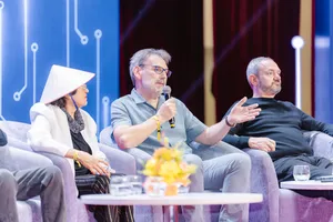 Các chủ nhân Giải thưởng VinFuture 2025 truyền lửa khoa học cho sinh viên