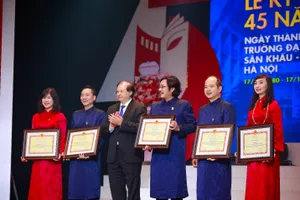 Trao bằng khen cho các tập thể và cá nhân tiêu biểu của trường nhân kỷ niệm 45 năm thành lập