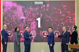 Các đại biểu bấm nút khai trương Báo Nhân dân điện tử tiếng Hàn Quốc