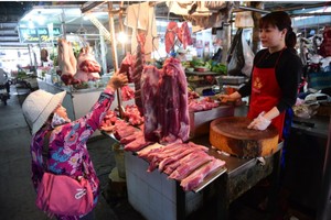 民眾在新平郡新山一市場選購豬肉。