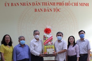 市人委會副主席吳明州（左三）向該處贈送春節禮物。