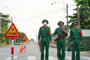 軍隊配合檢查。(圖源：獨立)