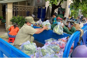 為第四郡民眾運送食品。