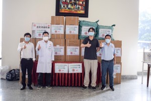 本市中國商會理事會代表向震興醫科大學醫院捐贈醫療物資。