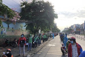 快遞員排隊等待檢測。