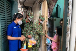 部隊戰士親手製作花燈送給貧困的小朋友。