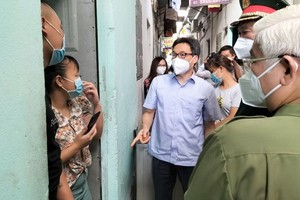 政府副總理武德膽同工作團前往檢查順安市某出租住房區。
