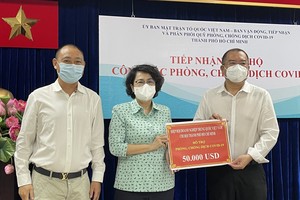 市祖國陣線委員會主席蘇氏碧珠（中）接受市中商會趙騫會長（右一）與袁曉峰監事長（左一）代表商會捐贈善款。