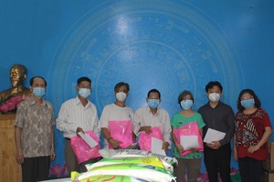 麒麟與市各少數民族文學藝術協會領導向華人藝人贈送禮物。