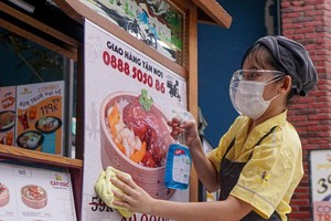 第七郡一家快餐店準備開門提供外賣服務。(圖源：黃雄)