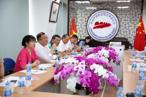 本市中國商會接到雒鴻大學中國語言系求助後召開理事會議認捐助學金。