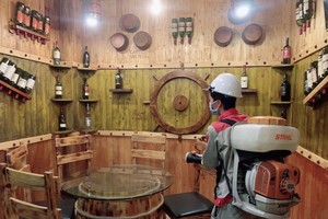 某餐廳消毒準備重新迎接顧客。