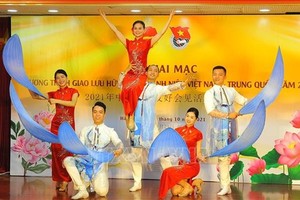 在开幕式上表演兩國文藝節目助興。