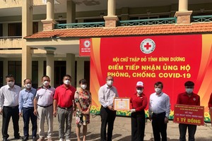 中商會本市分會與中國各省企業代表向平陽省紅十字會捐款。