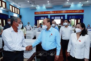 國家主席阮春福同10號單位國會代表組與古芝、福門縣選民接觸。