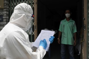 醫護人員跟進居家隔離確診者的健康。