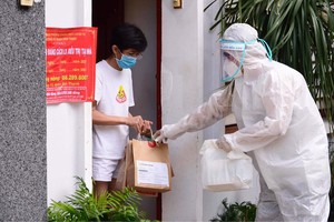 給新冠患者發放藥物。(圖源：光定)