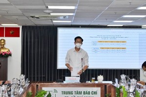 市新冠肺炎疫情防控指委會副主任范德海在會上提供資訊。