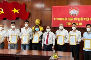 隆安省祖國陣線委員會主席張文怒（左五）向中商會及中資企業致謝。