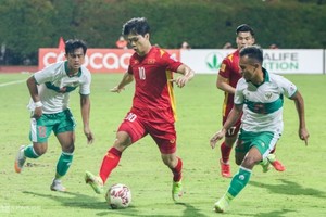 阮功鳳一直被印尼球員跟進。（圖源：互聯網）