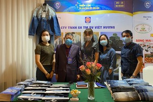 杭慰瑤先生(左二)與員工在展位上合影。