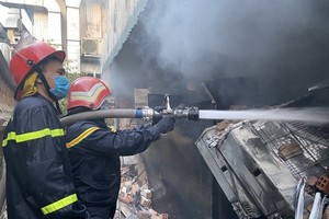 守德市某廢料庫失火