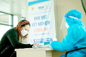 乘客在內牌機場申報健康。