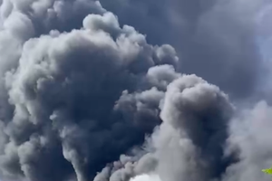 滾滾濃煙直衝數十米高。