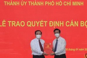 市委書記阮文年給范德海同志頒授委任《決定》。