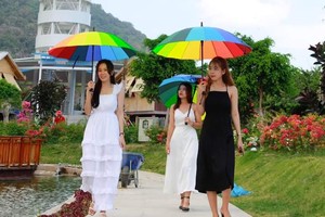 旅遊區吸引遊客在初春參觀。