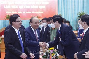 國家主席阮春福與平定省領導幹部交談。