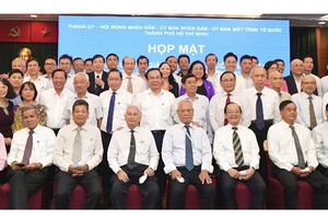 市領導與各模範教授、副教授及醫生合影。