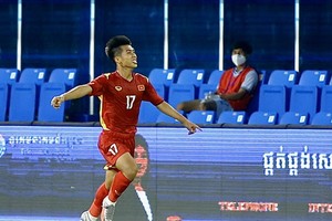   忠誠踢任意球打破僵局。（圖源：互聯網）