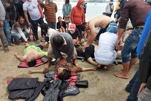 若干遇難者獲救上岸。