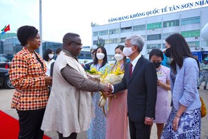 市人委會副主席武文歡與塞拉利昂總統握手再見。