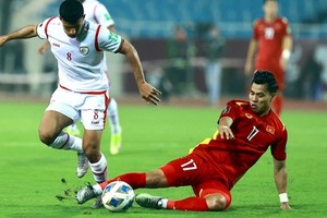 兩隊球員爭球。（圖源：互聯網） 