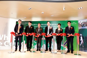 國泰世華銀行胡志明市分行舉辦開業喬遷儀式，呂偉傑行長(右一)、廣南辦事處黃世豪代表(左一)、越南國家銀行1號銀行檢察局阮猛進副局長(右三)、駐胡志明市台北經濟文化辦事處鍾文正處長(左三)、越南台灣商會聯合總會簡智明總會長(左二)、僑務諮詢委員楊玉鳳(右二)共同剪綵。