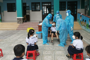 盛安小學學生檢測新冠病毒。
