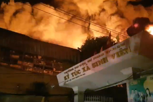 大火籠罩整個倉庫。