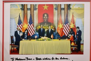 2016年訂購100架波音飛機的協議簽署儀式上。