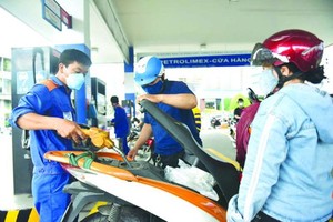 RON 95汽油每公升為3萬2370元 